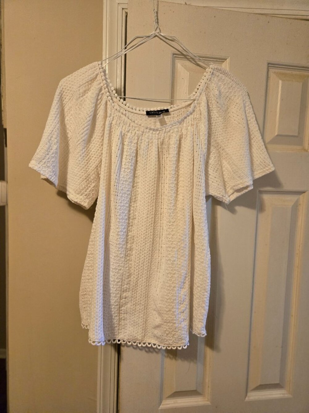 Cable & gauge white waffle L top with lace accent around neck & hem